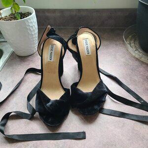 Steve Madden Clary-V Lace up Sandals black velvet size 10B Whimsy